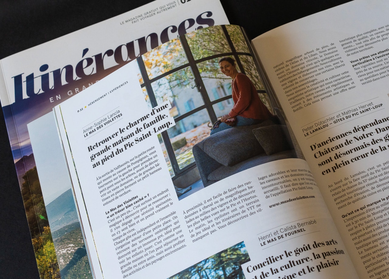 Double page h&eacute;bergement du magazine Itin&eacute;rances : le Mas des Violettes