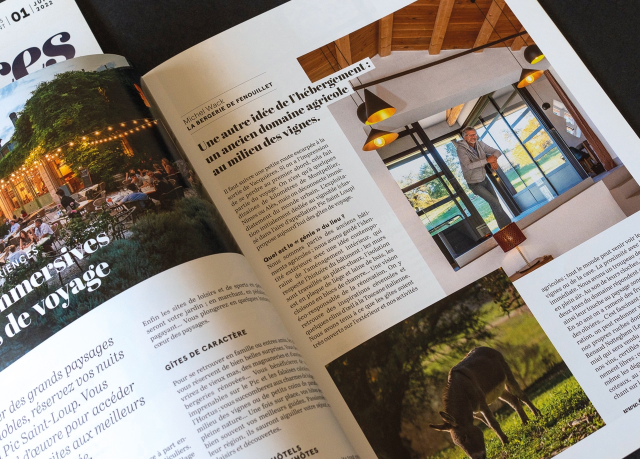 Double page du magazine Itin&eacute;rances : la Bergerie de Fenouillet, une autre id&eacute;e de l&rsquo;h&eacute;bergement