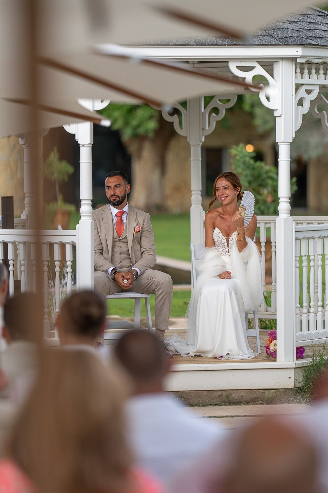 Les mariés main dans la main pendant la cérémonie de mariage