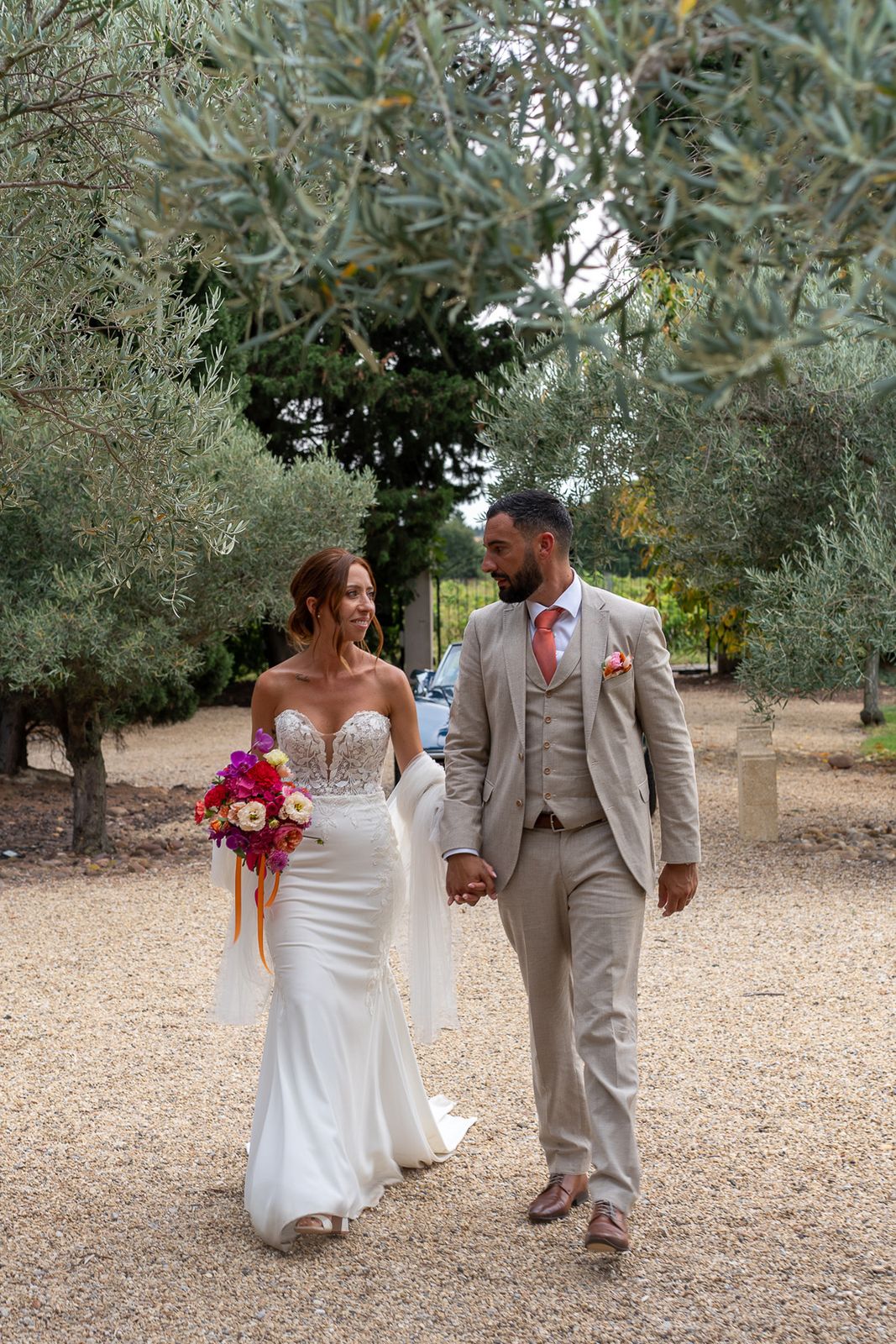 Couple de mariés enlacé lors d'un mariage près de Montpellier