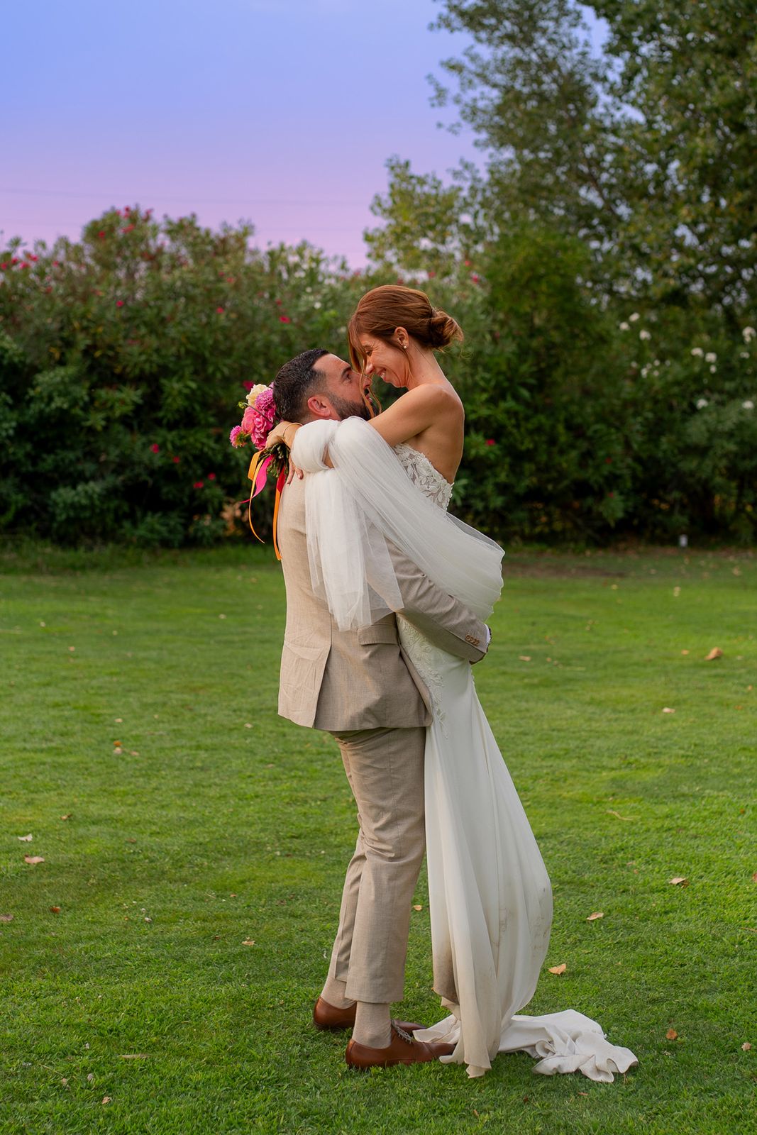 Détails colorés du mariage : fleurs vives et lumière chaude
