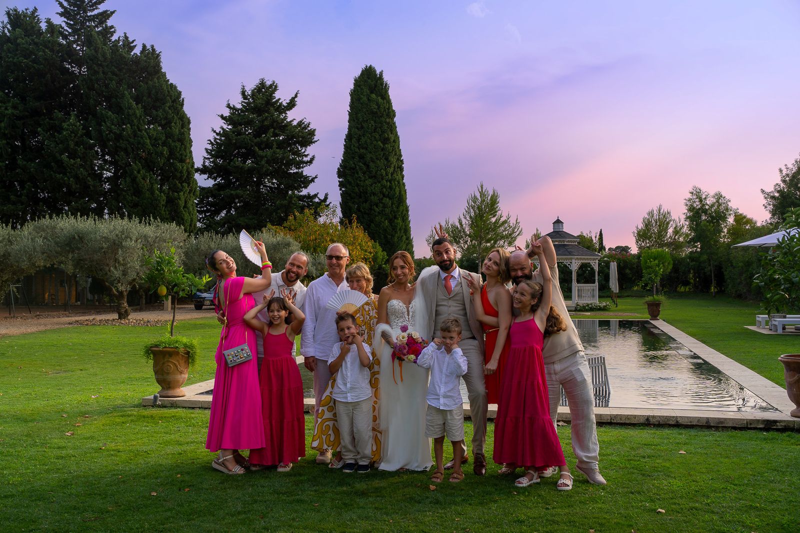 Photo de famille réunie autour des mariés