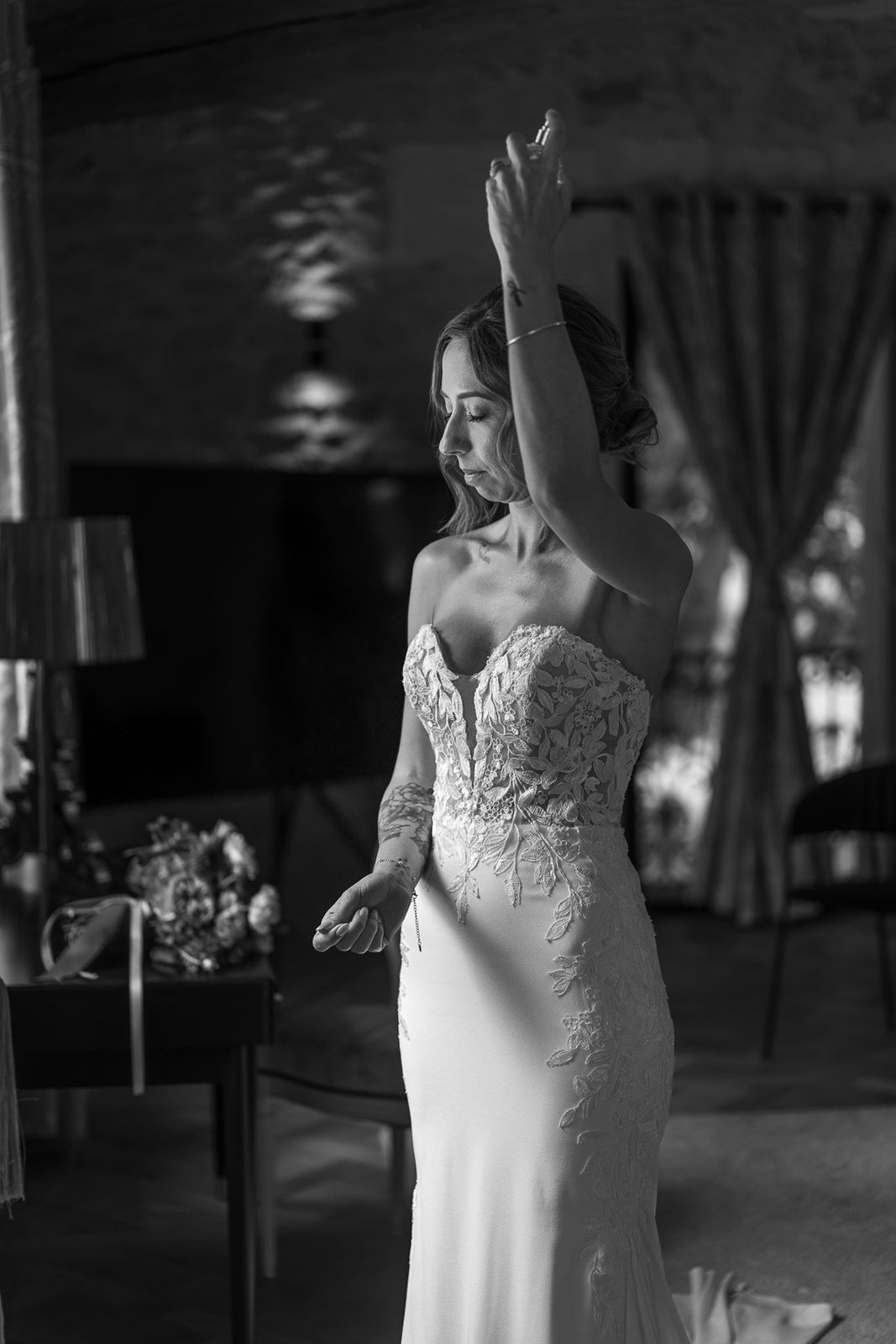 La mariée se parfume pendant les préparatifs