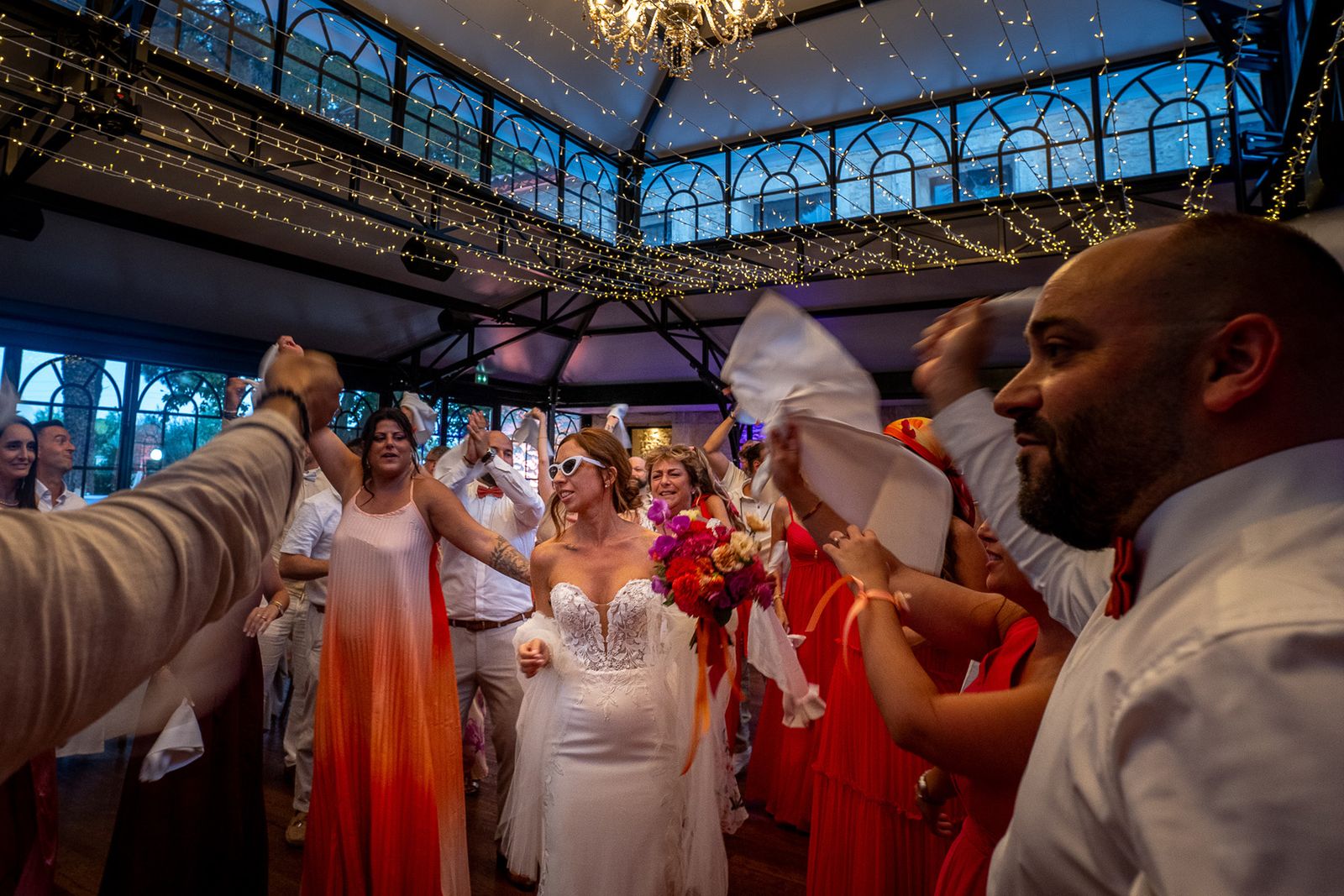 Ambiance festive sur la piste de danse du mariage