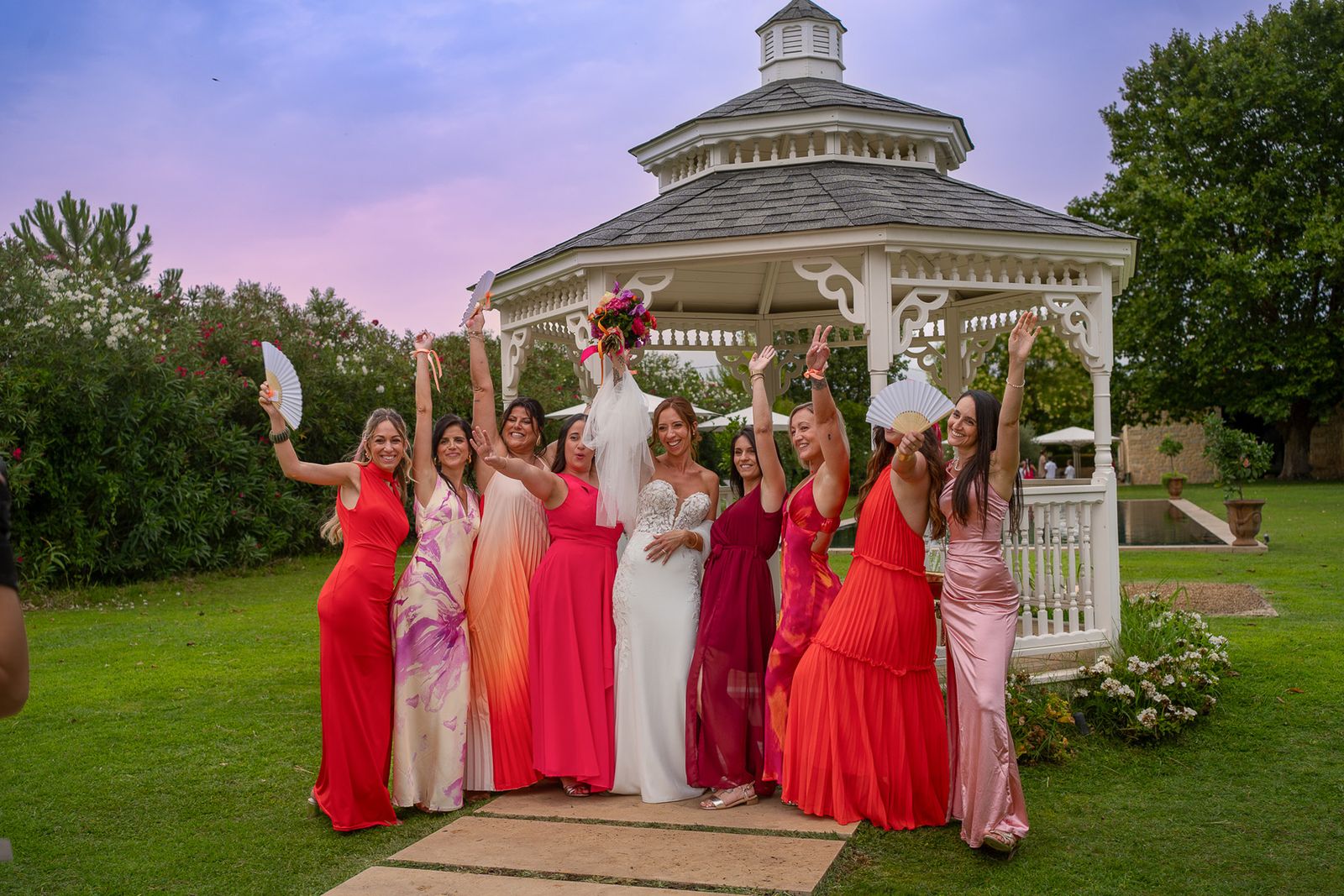 Photographie de mariage : les mariés au cœur de la fête