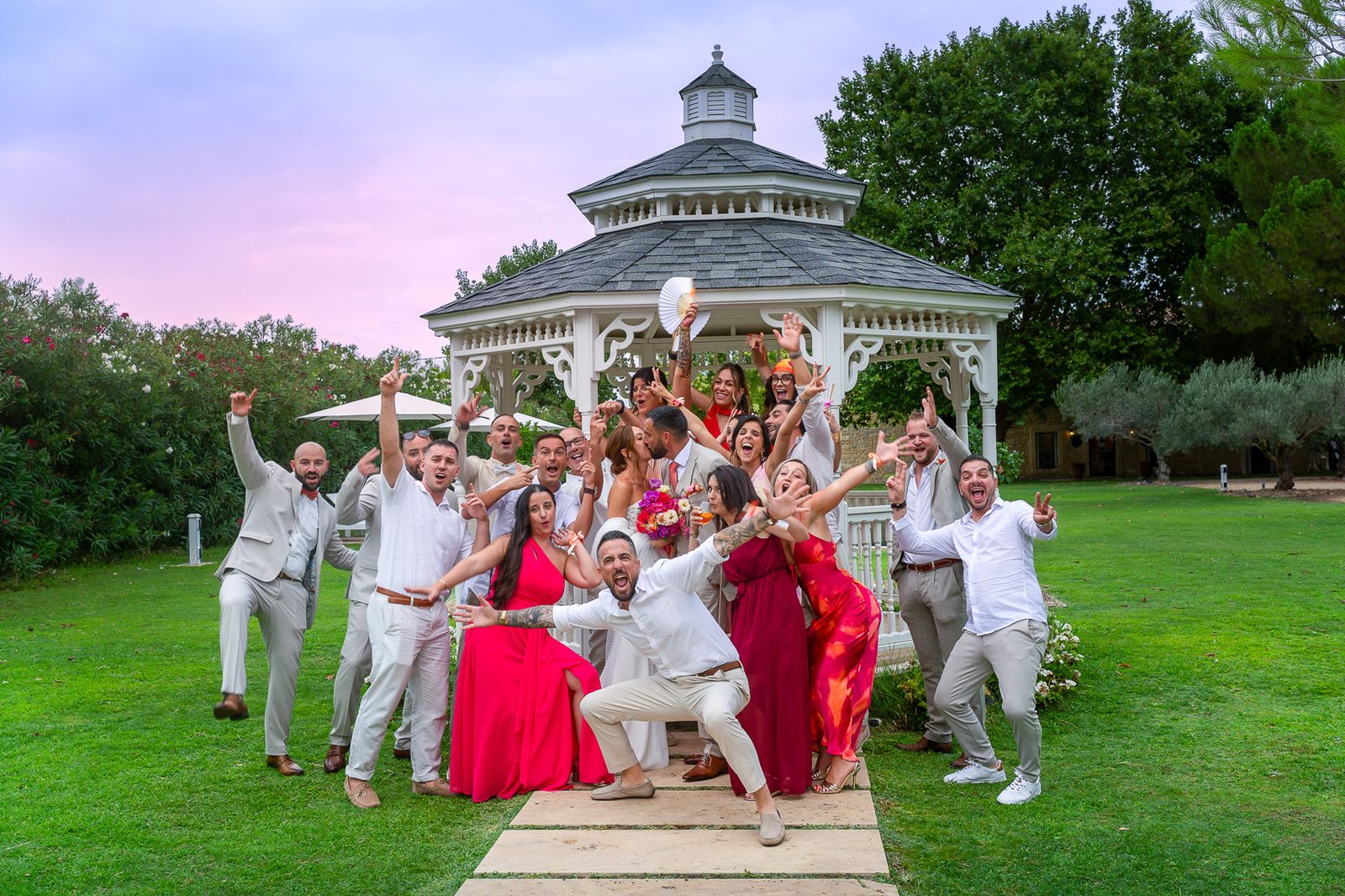 Grande photo de groupe du mariage dans le jardin du domaine