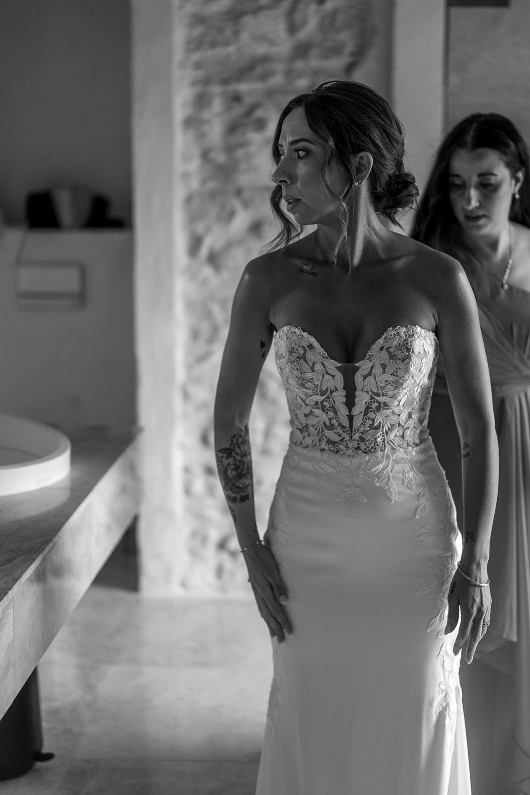 Préparatifs de la mariée en noir et blanc, aux côtés de son témoin