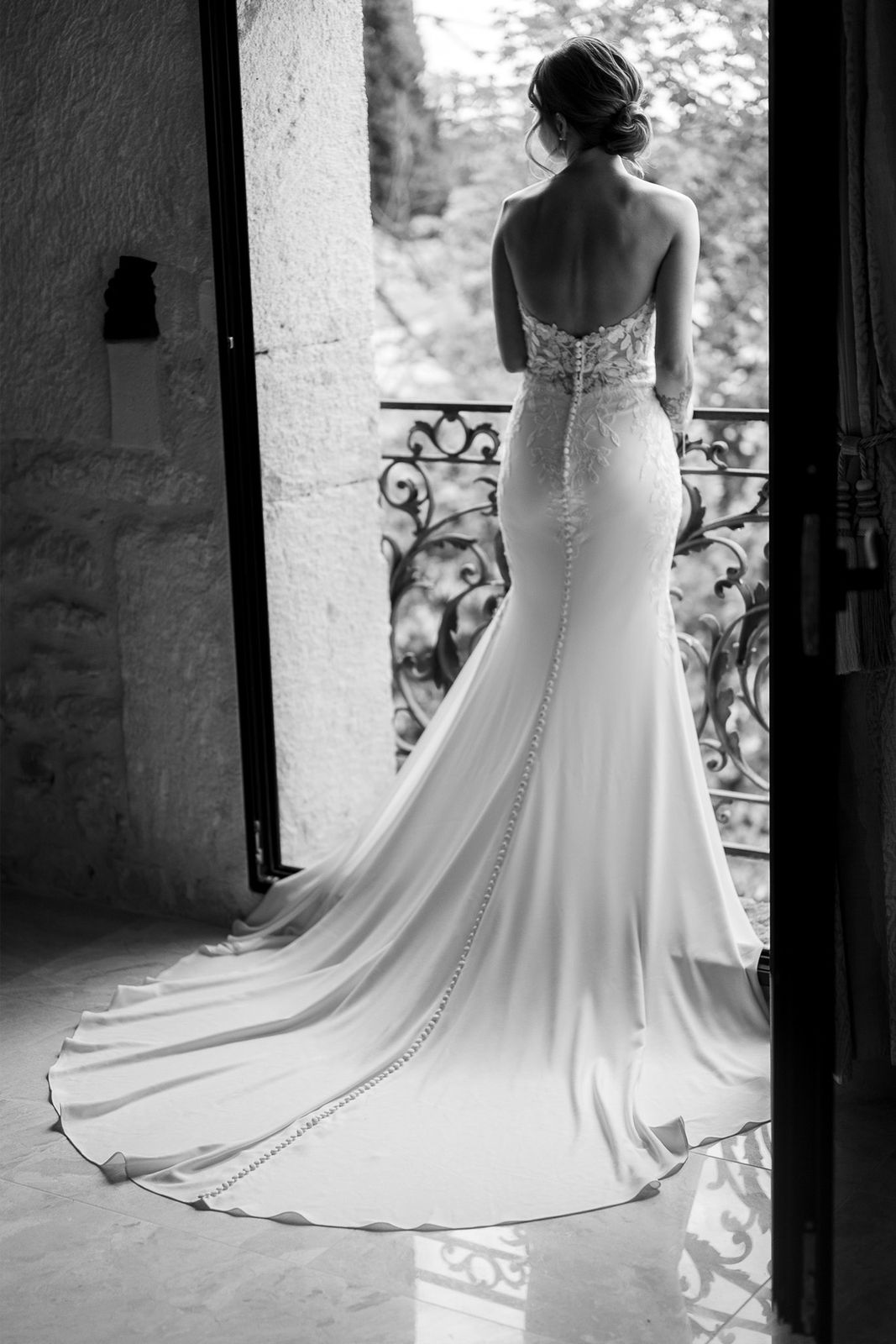 Robe de mariée en dentelle avant la cérémonie