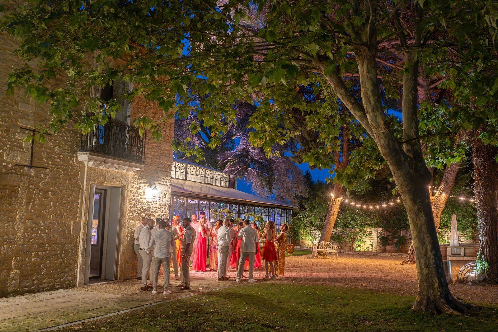 Soirée de mariage : lumières et danse jusque tard