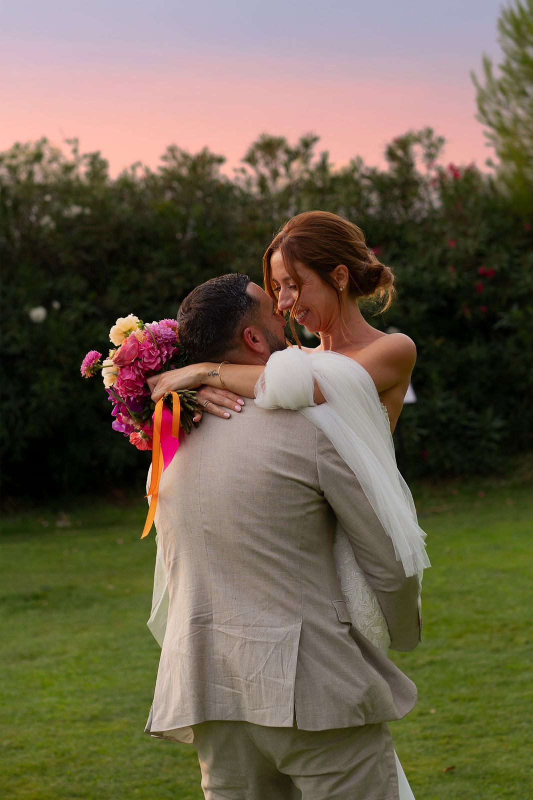 Les mariés main dans la main, par leur photographe de mariage