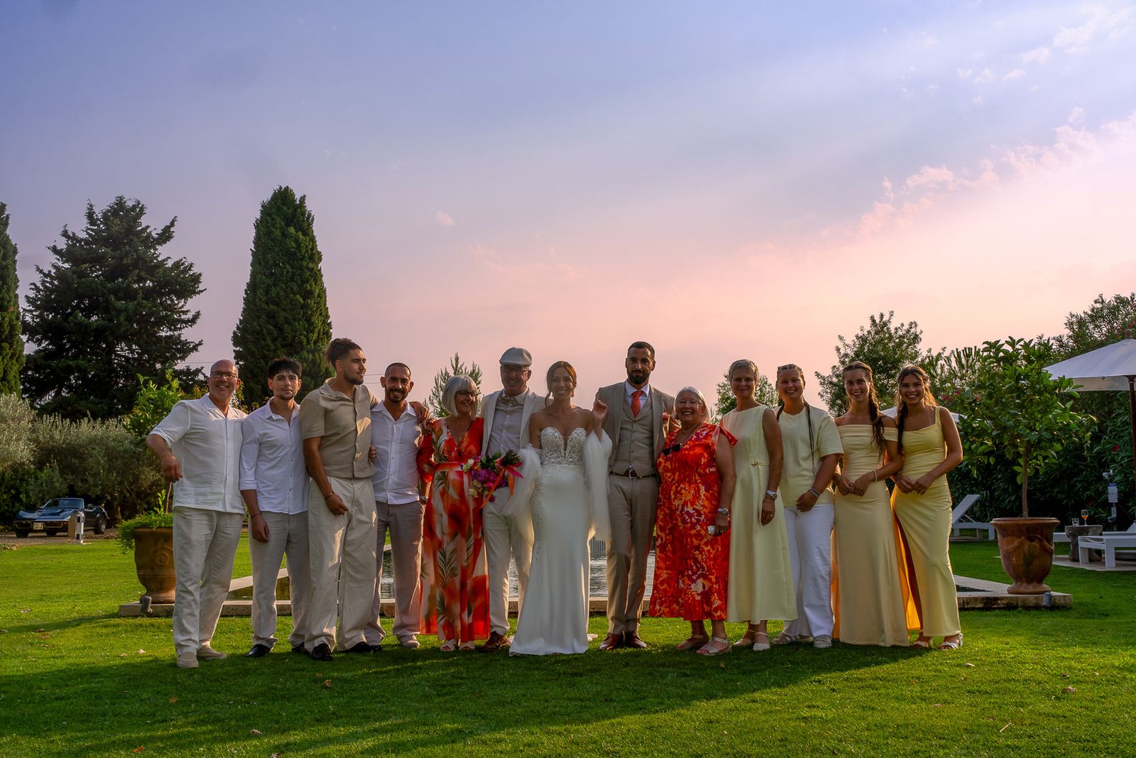 Photo de groupe des invités du mariage