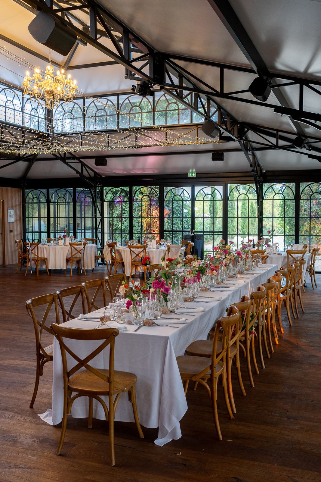 Salle de réception décorée pour le mariage