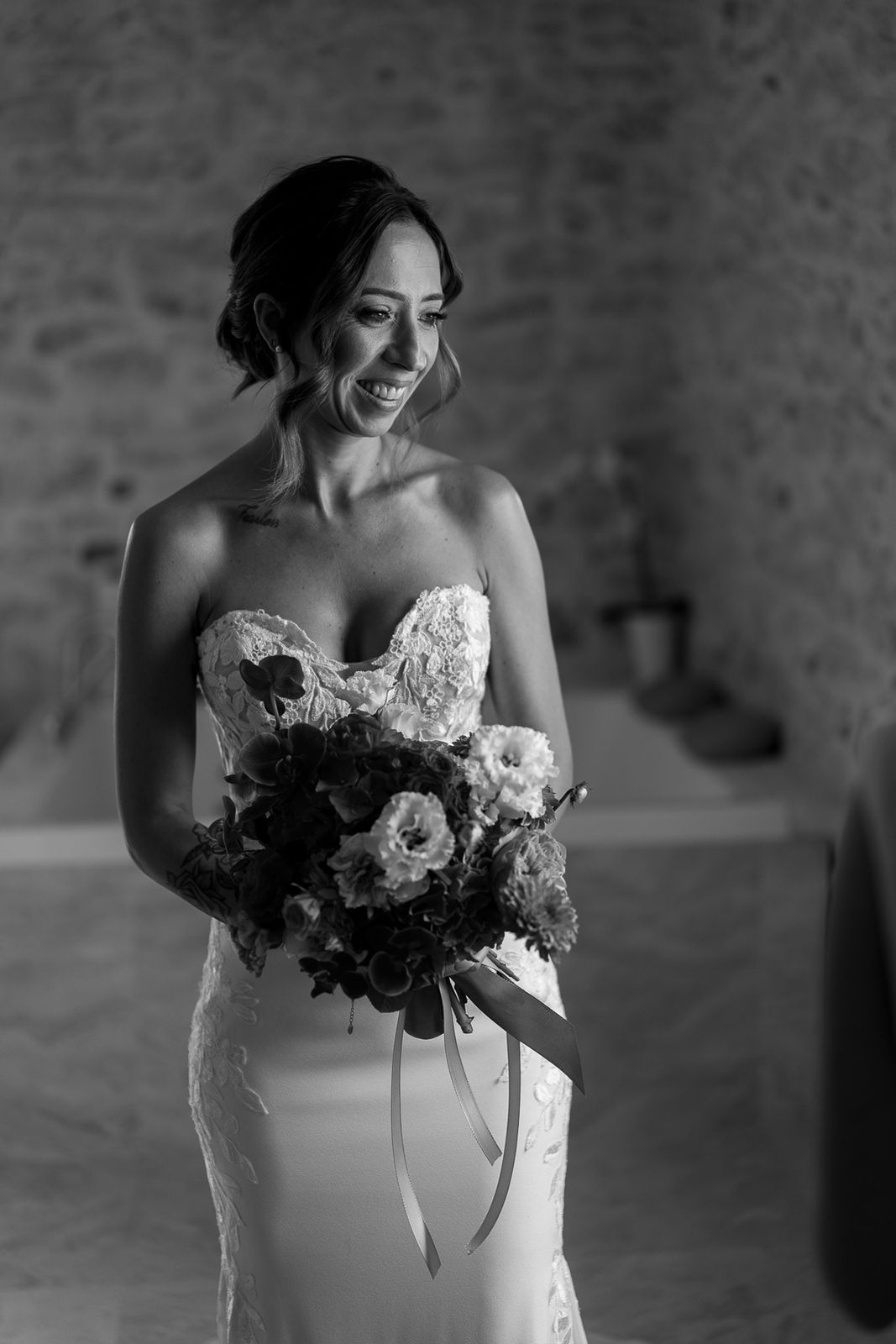 Portrait de la mariée en noir et blanc, robe en dentelle