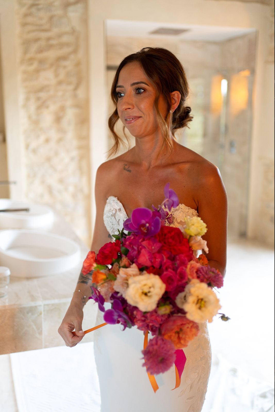 Portrait de la mariée avec son bouquet fleuri